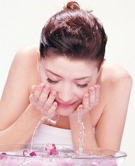 用盐水洗脸有什么好处 洗出细嫩光滑肌